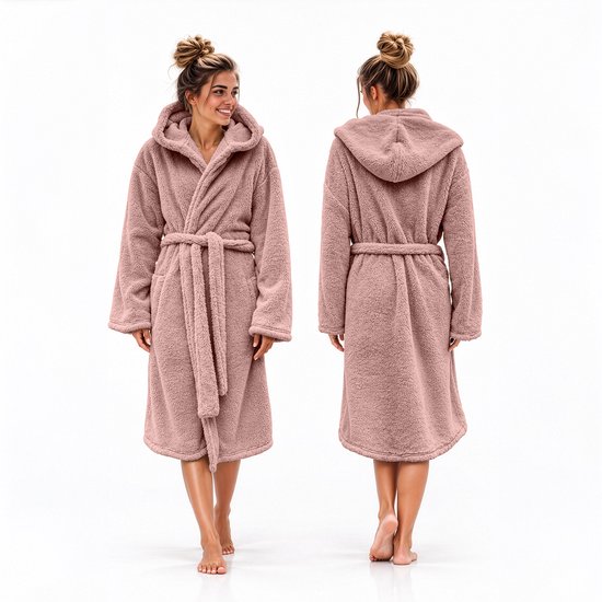 Model draagt een oudroze teddy fleece badjas met capuchon en strikceintuur, voor- en achteraanzicht.