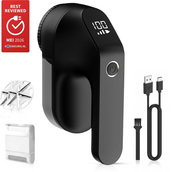 Zwarte elektrische pluizenverwijderaar met digitaal display, reservemesjes, USB-C kabel en reinigingsborstel.