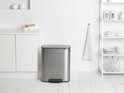 Mat stalen Brabantia prullenbak met voetpedaal in een moderne keuken.