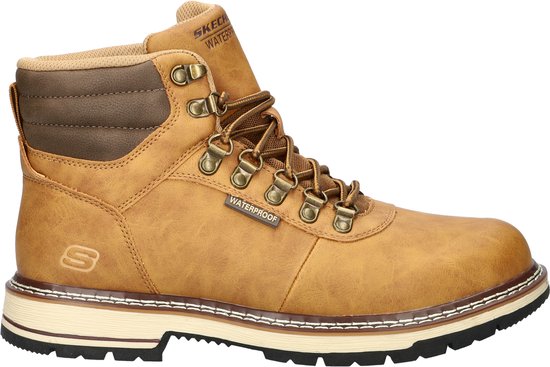 Bruine leren veterschoen met 'WATERPROOF'-label, metalen veterhaken en dikke zool.