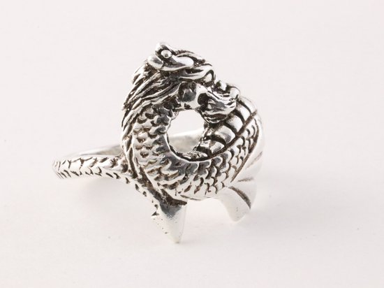 Bague argentée avec un dragon enroulé autour du doigt, avec des écailles et des cornes.