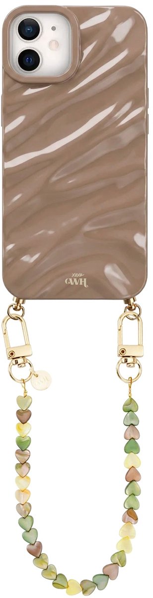 xoxo Wildhearts Taupe Glaze telefoonhoesje met koord - geschikt voor iPhone 12 - Shell Hearts Olives (kort koord) - Dream hoesje met telefoonkoord - Glimmende silicone case met plooien - Hartjesketting - Groen - Beige