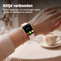 Gouden smartwatch met roze band om een pols, die een inkomende oproep van 'Emma' toont.