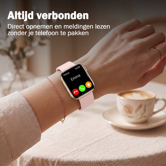 Gouden smartwatch met roze band om een pols, die een inkomende oproep van 'Emma' toont.
