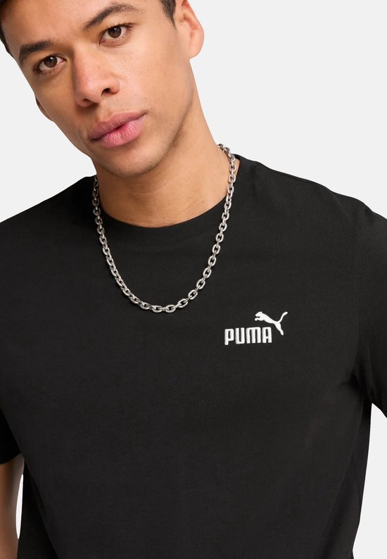 Man draagt een zwarte PUMA t-shirt met een klein wit PUMA-logo op de borst en een zilveren ketting.
