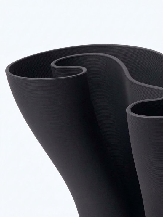 Zwarte 3D-geprinte vaas met golvende lijnen en fijne ribbels.