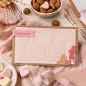 Kaart met gravure van grachtenpanden, een paard, pieten en cadeautjes. Tekst 'Pakjesavond'.