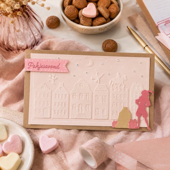 Kaart met gravure van grachtenpanden, een paard, pieten en cadeautjes. Tekst 'Pakjesavond'.
