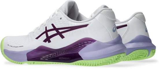 Witte Asics padelschoenen met paarse en lichtgroene zool.