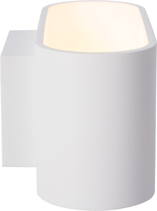 Witte, rechthoekige wandlamp met opening aan de bovenzijde, die warm licht uitstraalt.