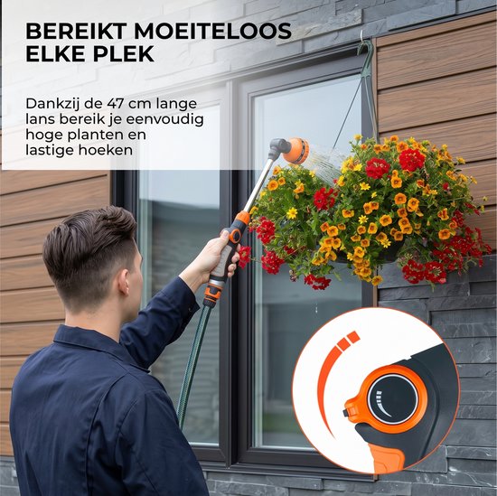 Een man sproeit een hangende bloemenmand met een oranje en zwarte sproeikop. De lans is 47 cm lang.