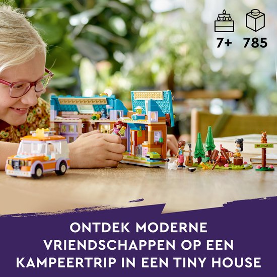 Meisje speelt met LEGO Friends mobiele tiny house, speelgoedauto en kampeer-accessoires.