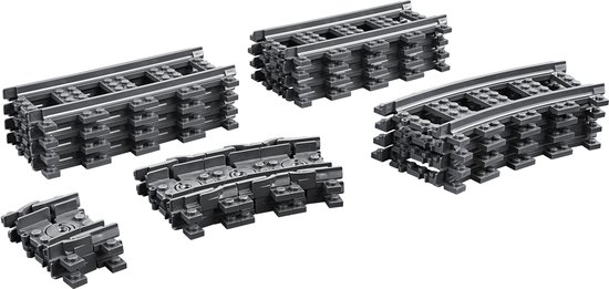 Verschillende stukken grijze LEGO treinrails, recht en gebogen, op een witte achtergrond.