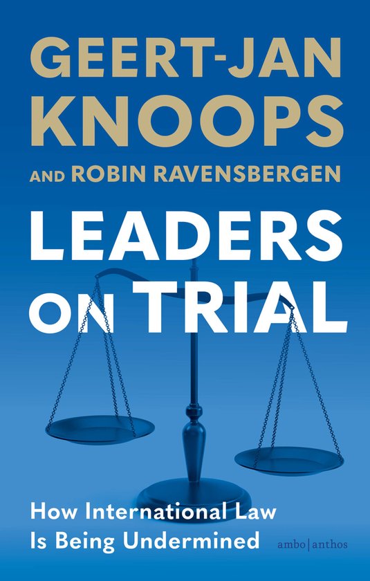 Boekcover met de titel 'Leaders on Trial' in grote witte letters, met een afbeelding van een weegschaal. Ondertitel: 'Hoe Internationaal Recht Wordt Ondermijnd'.