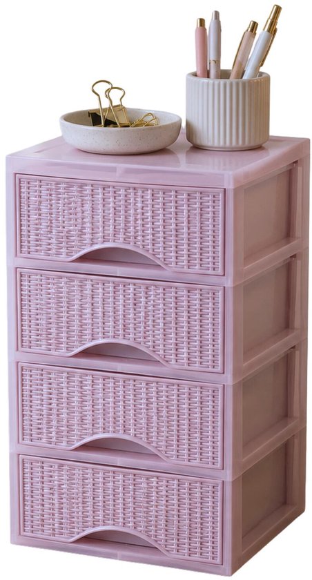Roze ladeblok met vier lades met rotan-look textuur en gebogen handgrepen. Bovenop een schaaltje met paperclips en pennen in een beker.