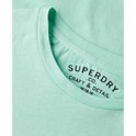 Gros plan sur le cou d'un t-shirt Superdry vert d'eau avec étiquette.