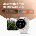 Gouden smartwatch met wit bandje, toont navigatie-informatie met 240m resterend. Naast een kaart van een bergachtig gebied.