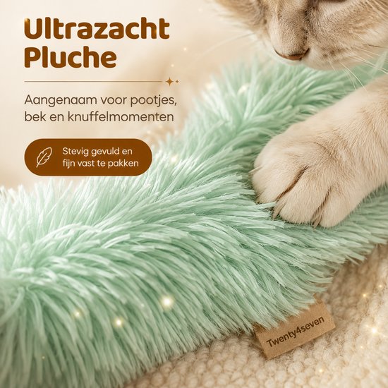 Close-up van een zacht, lichtgroen, pluizig kattenspeeltje met een kattenpootje erop.