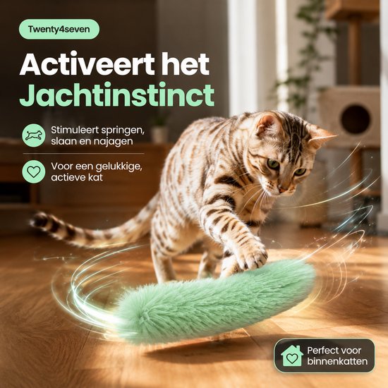 Een lichtgroene, pluizige kattenspeelstaaf die een Bengaalse kat stimuleert om te jagen.