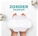 Always maandverband zonder parfum met een zachte toplaag, vastgehouden door handen, met katoenbloemen.