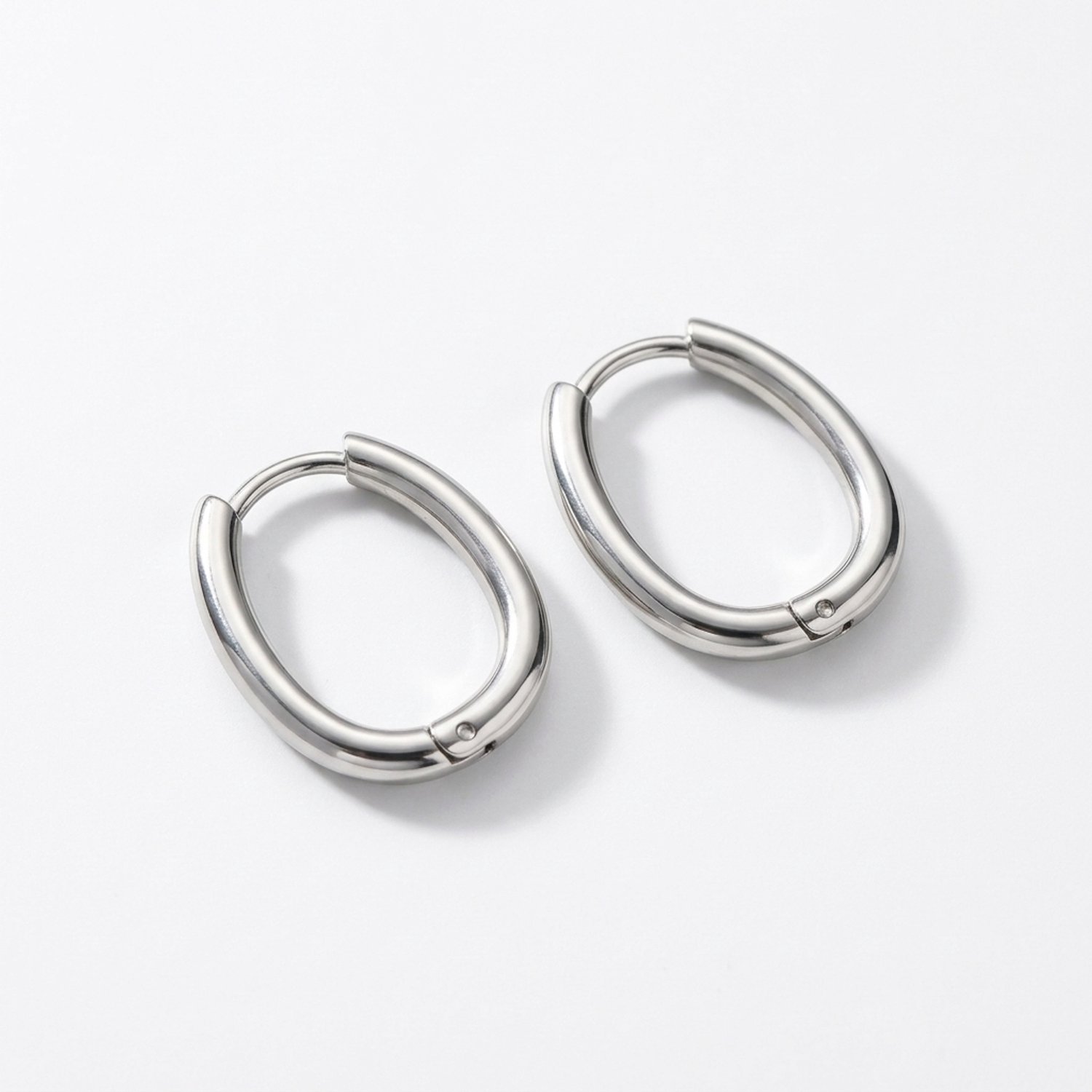Lundholm Nori Ovale Oorringen Dames Zilverkleurig – Ovale Hoops 23 mm met Klapsluiting – Premium Stainless Steel – Waterproof & Hypoallergeen – Minimalistische Oorbellen Dames Cadeau voor Haar