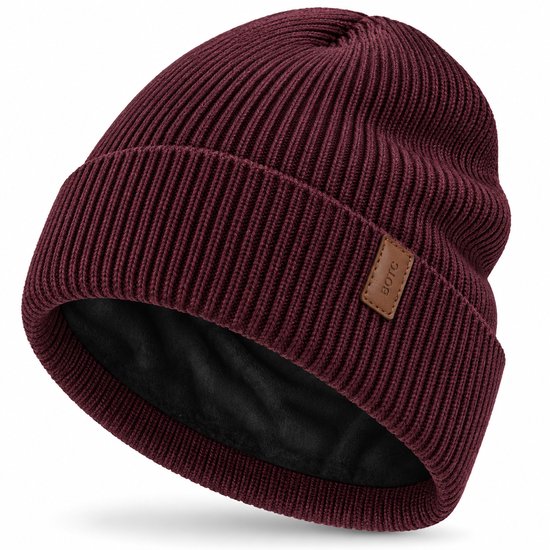 Bordeauxrode, geribbelde muts met een bruin BOTC-label en zachte zwarte binnenvoering.
