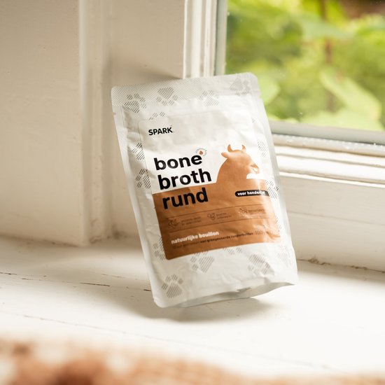 SPARK bone broth rund, 100 ml zakje, met koeienafbeelding en pootafdrukken.