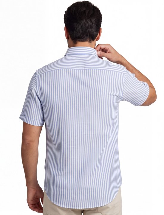Man met rug naar kijker, blauw/wit gestreept overhemd met korte mouwen.