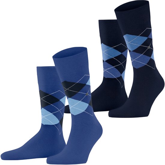 Twee paar herensokken met ruitpatroon. Een paar is effen blauw met lichtblauwe, donkerblauwe en zwarte ruiten. Het andere paar is donkerblauw met lichtblauwe, blauwe en zwarte ruiten.