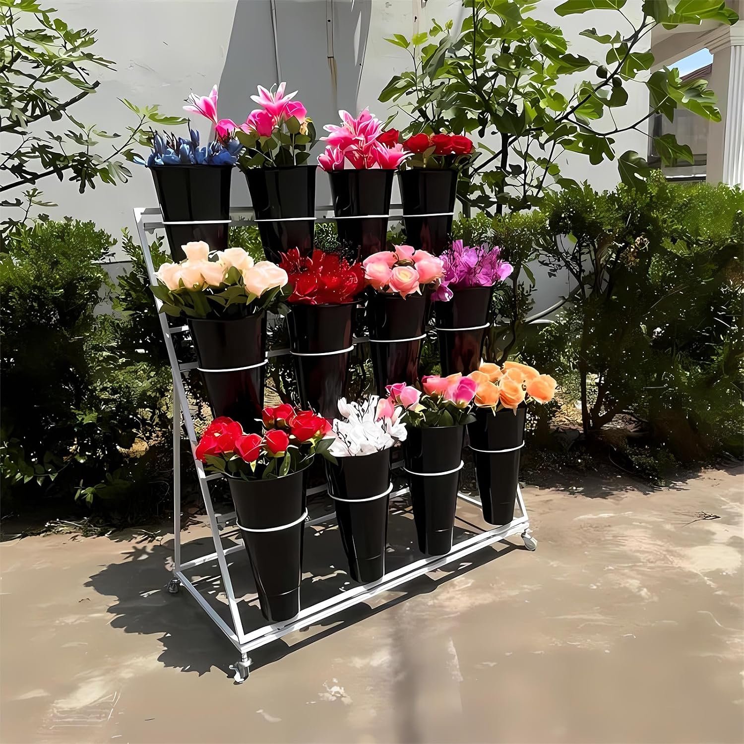 Bloemendisplaystandaard Met Emmers, Metalen Plantenstandaard Met Wielen, Bloemistboeketplank Voor Verse Bloemenwinkel, Patio, Balkon, Buiten, Bloemenpop-upevenementen (White Bucket Black Bucket)