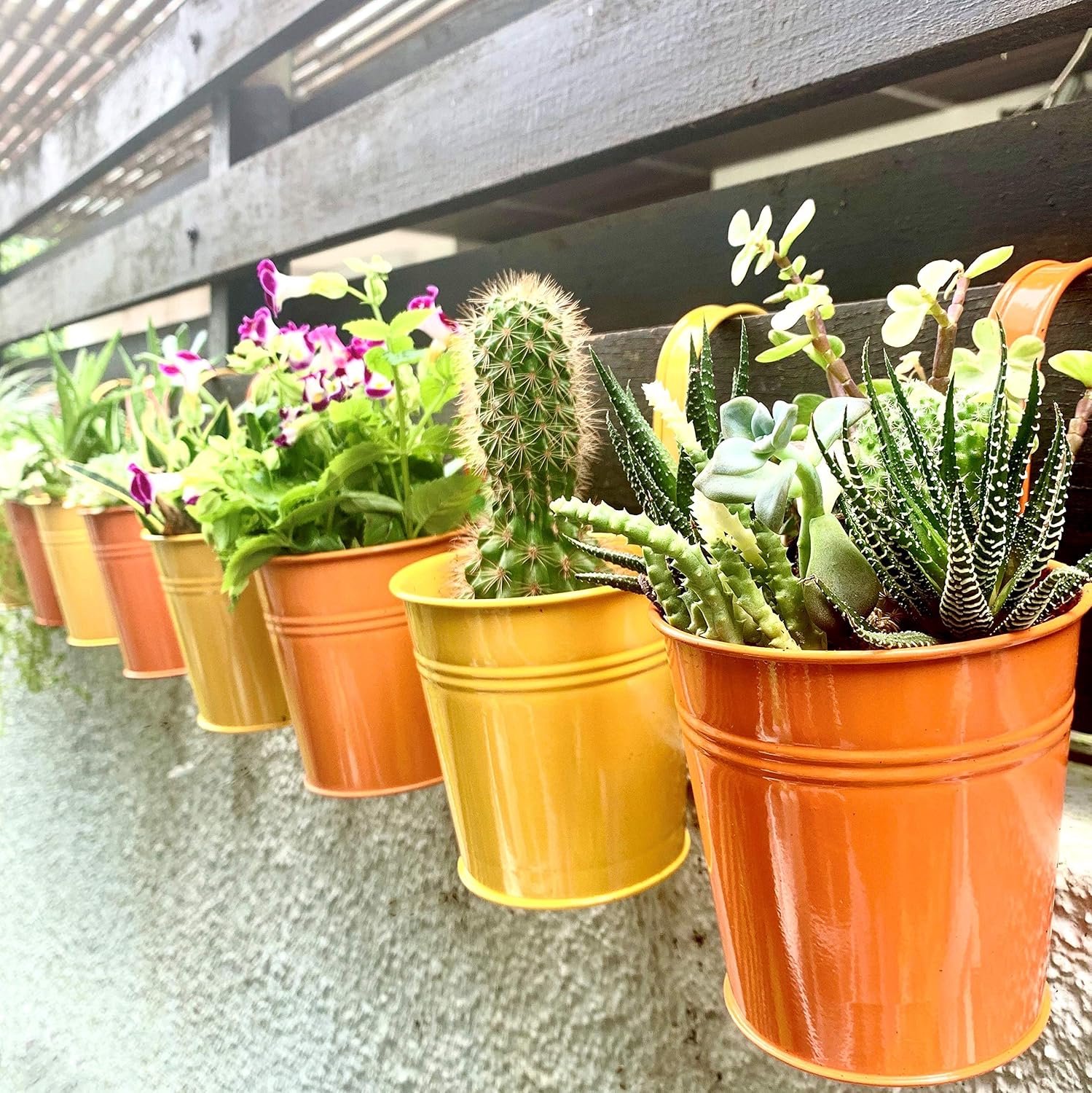 Railing Planter - 10 stuks, 10 inch hangende muurplantenbakken, kruidenplantenbakken voor buitenplanten, oranje metalen hangende bloempotten, geel dek plantenbakken, buitenreling rail tuin veranda