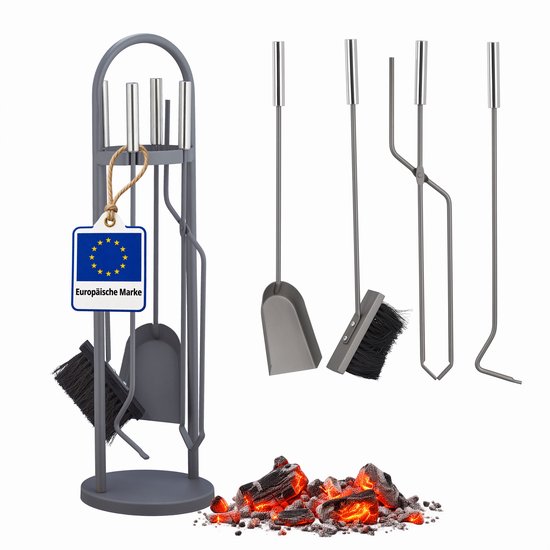 Grijze haardset met houder, schep, bezem, tang en pook, met een label 'Europäische Marke'.