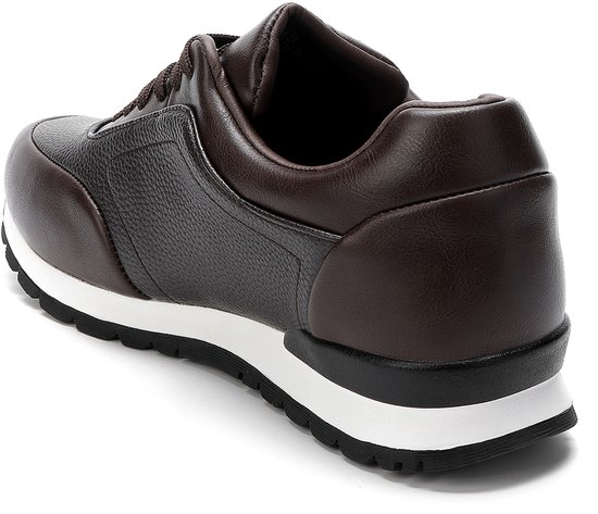 Achterkant van een bruine leren sneaker met contrasterende panelen en witte zool.