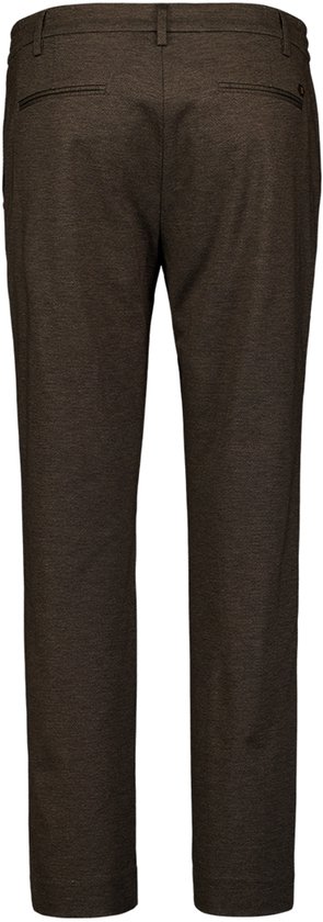 Achterkant van een donkerbruine jersey pantalon met twee paspelzakken.