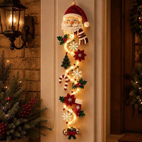 Verticale kersthanger met een gehaakte Kerstman, verlichte spiraal, kerstboom, zuurstok en gouden belletjes.