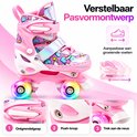 Verstelbare roze rolschaats met oplichtende wielen, push-knop voor maatinstelling en ontgrendelbare gesp.