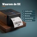 Compacte zwarte Lanu 9X labelprinter op een houten plateau met verzendlabel.
