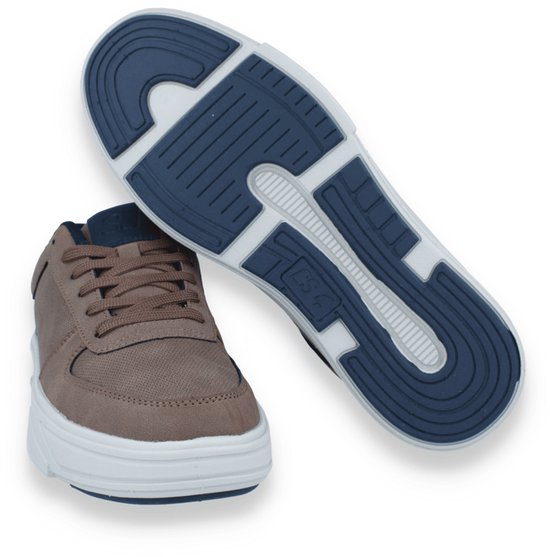 Bruine herensneaker met de donkerblauwe profielzool zichtbaar.