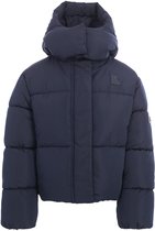 Donkerblauwe pufferjas met opstaande kraag, capuchon en een 'R' logo op de borst.