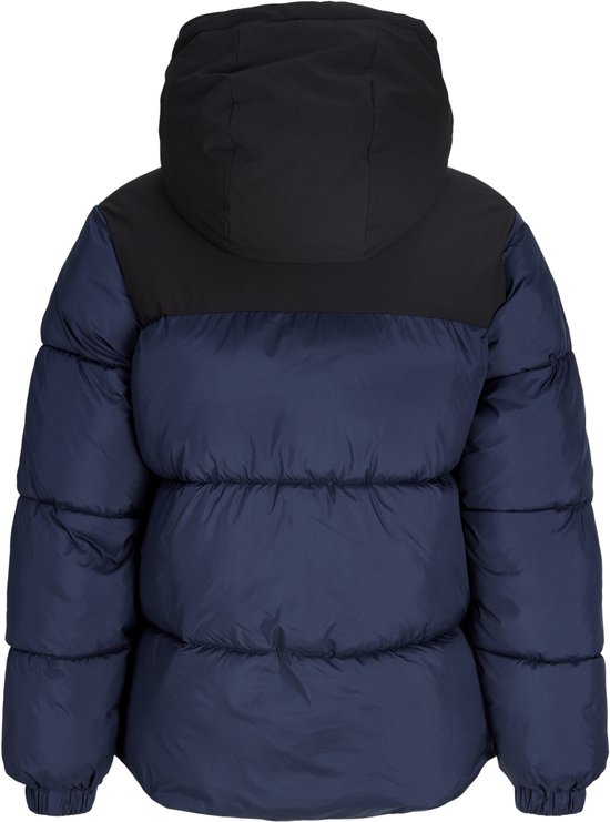Achterkant van een gewatteerde jas in marineblauw met zwart bovenpaneel en capuchon.