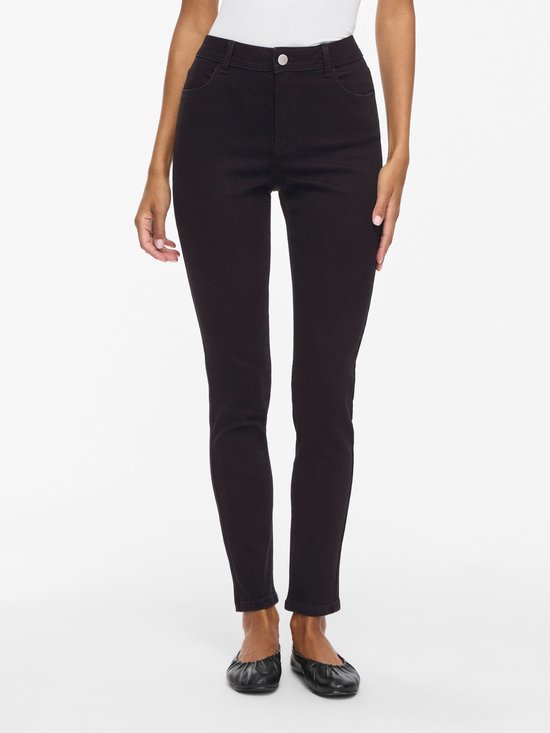 Vooraanzicht van zwarte skinny jeans met middelhoge taille en knoopsluiting.