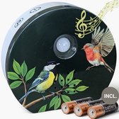 Rond vogelgeluidenhuisje met een koolmees en roodborstje, inclusief drie batterijen.