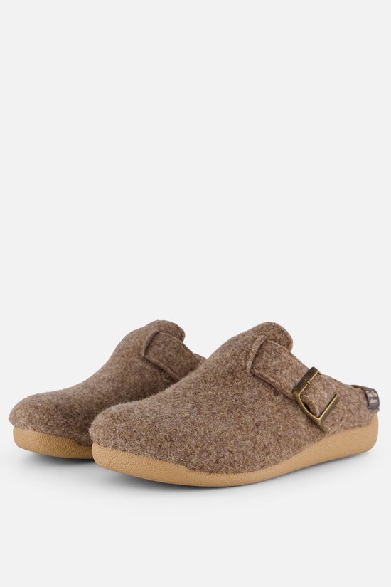 Paar bruine vilten Toni Pons slippers in klompstijl met verstelbare koperen gesp.
