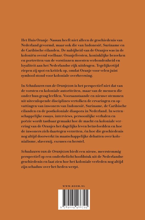Achterkant van het boek met een oranje achtergrond, tekst over de koloniale geschiedenis en een barcode.