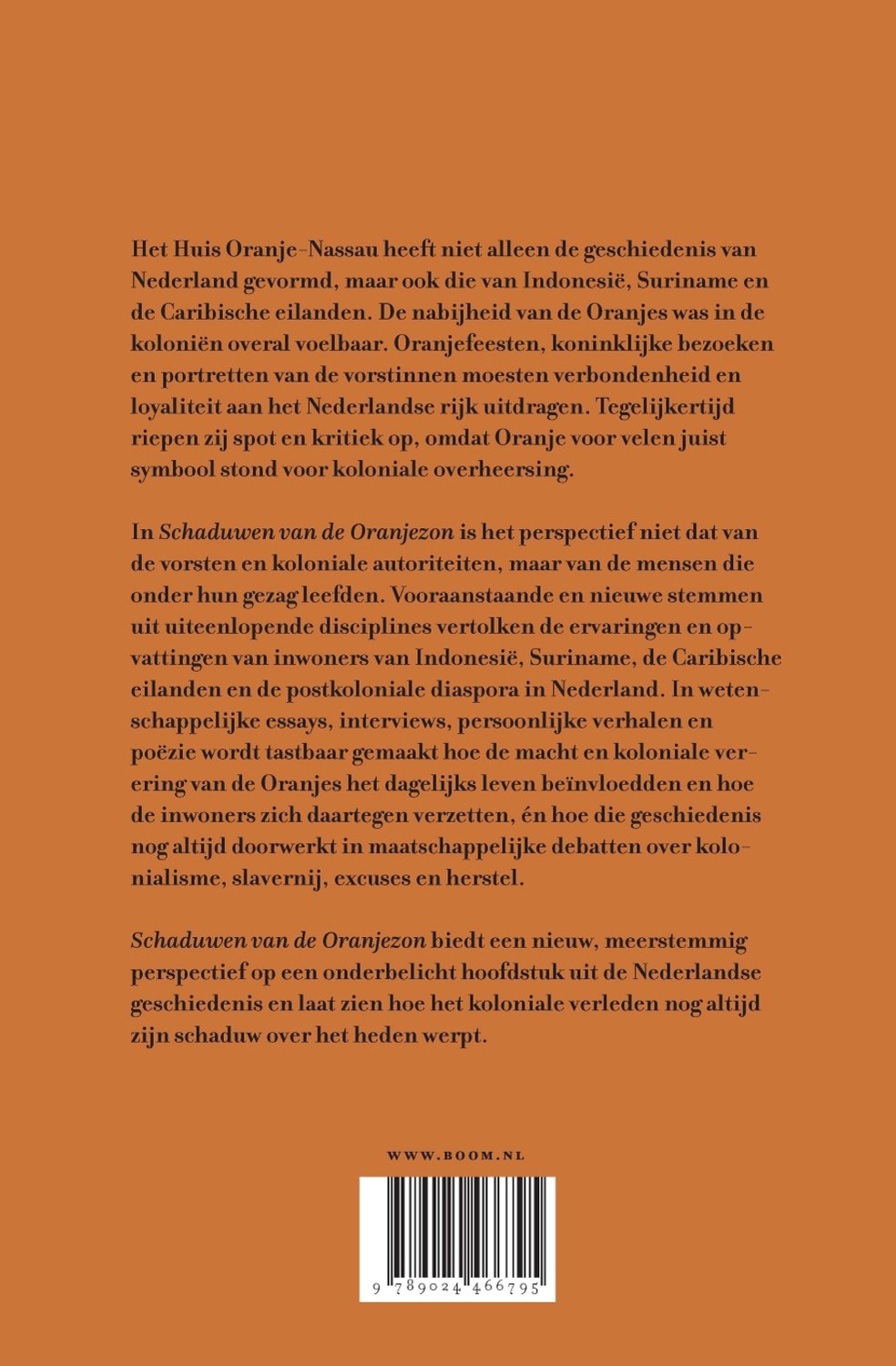 Achterkant van het boek met een oranje achtergrond, tekst over de koloniale geschiedenis en een barcode.