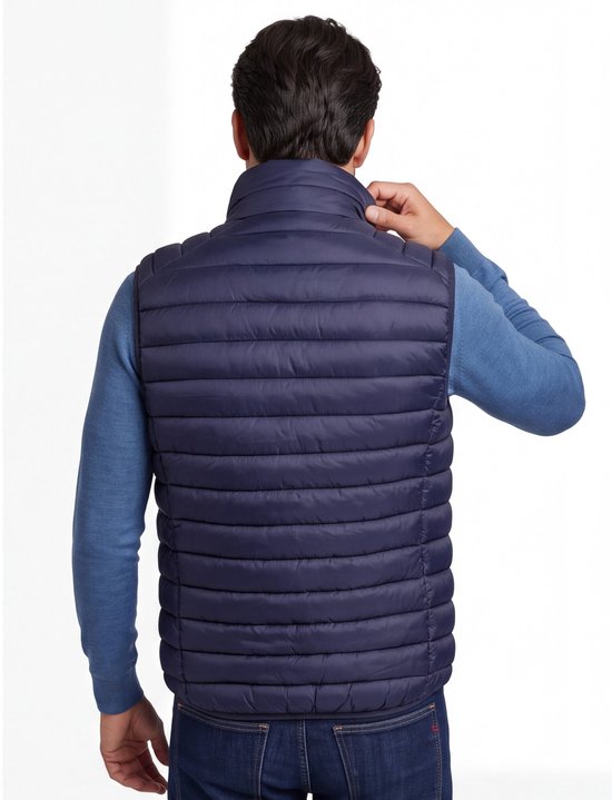 Achterkant van een donkerblauwe, gewatteerde N.Z.A. bodywarmer gedragen over een blauwe trui.