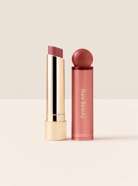 Rouge à lèvres Rare Beauty teinte Muse, une nuance rosée avec étui doré et capuchon assorti.