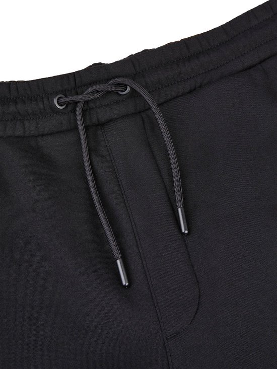 Close-up van de elastische tailleband met zwart trekkoord van een joggingbroek.