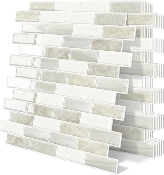 Stapel zelfklevende wandtegels met een wit en beige marmerpatroon en een 3D-effect.