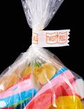 Detailopname van een zak snoep met een papieren sluiting waarop "Twist and Pull" staat.